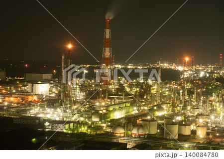 四日市コンビナート夜景・赤白鉄塔を中心に広がる俯瞰工場夜景 四日市コンビナート夜景・赤白鉄塔を中心に広がる俯瞰工場夜景 140084780