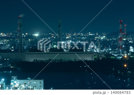 四日市夜景・俯瞰で望む大型タンカーと市街地が広がる青い夜景 四日市夜景・俯瞰で望む大型タンカーと市街地が広がる青い夜景 140084783