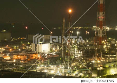四日市コンビナート夜景・月明かりと赤い鉄塔が輝く俯瞰工場夜景 四日市コンビナート夜景・月明かりと赤い鉄塔が輝く俯瞰工場夜景 140084785