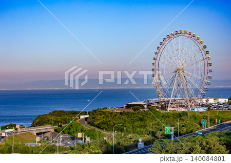 淡路サービスエリアの大観覧車と大阪湾の絶景 淡路サービスエリアの大観覧車と大阪湾の絶景 140084801
