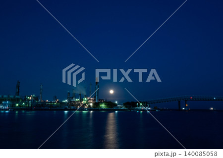四日市コンビナート夜景・満月と橋と工場が青い海に映える幻想的な夜景 四日市コンビナート夜景・満月と橋と工場が青い海に映える幻想的な夜景 140085058