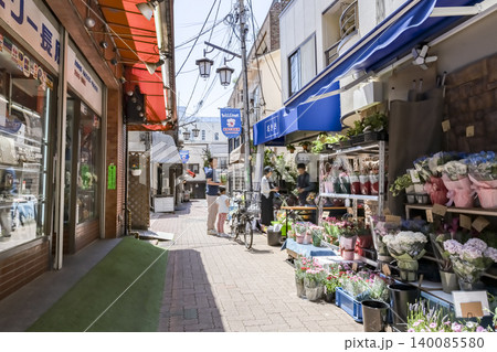 東京都大田区の都市風景　長原駅前商店街の花屋 140085580