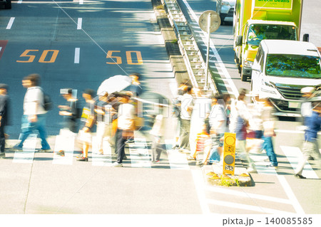 東京・渋谷 明治通り交差点を行き交う人々（残像感・スローシャッター） 140085585