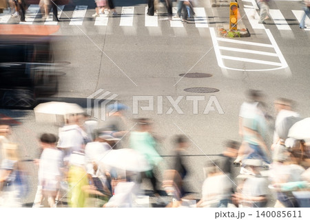 東京・渋谷 明治通り交差点を行き交う人々(残像感・スローシャッター) 東京・渋谷 明治通り交差点を行き交う人々(残像感・スローシャッター) 140085611