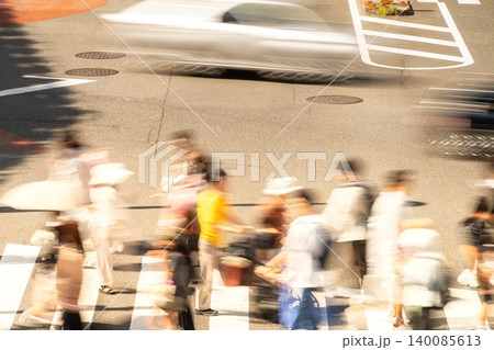 東京・渋谷 明治通り交差点を行き交う人々(残像感・スローシャッター) 東京・渋谷 明治通り交差点を行き交う人々(残像感・スローシャッター) 140085613