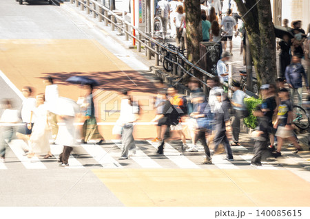 東京・渋谷 明治通り交差点を行き交う人々(残像感・スローシャッター) 東京・渋谷 明治通り交差点を行き交う人々(残像感・スローシャッター) 140085615
