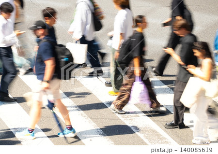 東京・渋谷 明治通り交差点を行き交う人々(残像感・スローシャッター) 東京・渋谷 明治通り交差点を行き交う人々(残像感・スローシャッター) 140085619