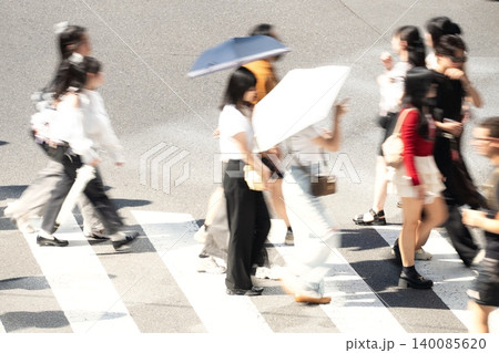 東京・渋谷 明治通り交差点を行き交う人々(残像感・スローシャッター) 東京・渋谷 明治通り交差点を行き交う人々(残像感・スローシャッター) 140085620