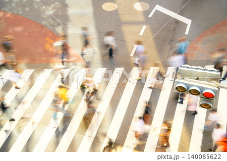 東京・渋谷 明治通り交差点を行き交う人々(残像感・スローシャッター) 東京・渋谷 明治通り交差点を行き交う人々(残像感・スローシャッター) 140085622