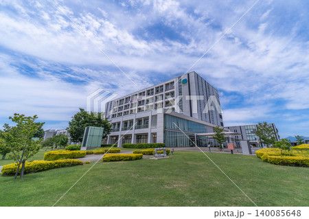 つくば市役所の本庁舎外観と芝生広場【茨城県つくば市研究学園】 つくば市役所の本庁舎外観と芝生広場【茨城県つくば市研究学園】 140085648