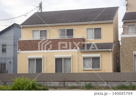クリーム色外壁とレンガ調アクセントの二階建て住宅 クリーム色外壁とレンガ調アクセントの二階建て住宅 140085704