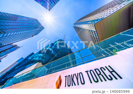 日本の東京都市景観新風景。TOKYO TORCH 大手町に巨大鉄骨構造体やクレーン群。新たな時代へ 140085999