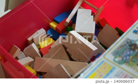 箱に入った積み木 箱に入った積み木 140086037