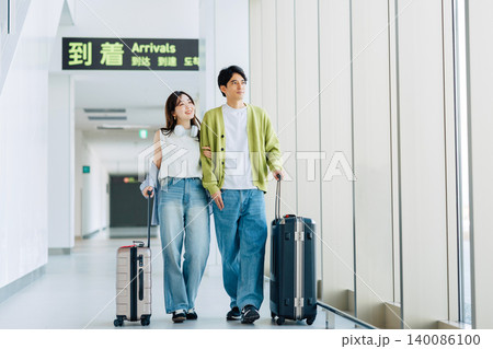 旅先の空港に到着したカップル 「撮影協力:神戸空港(UKB)」 旅先の空港に到着したカップル 「撮影協力:神戸空港(UKB)」 140086100
