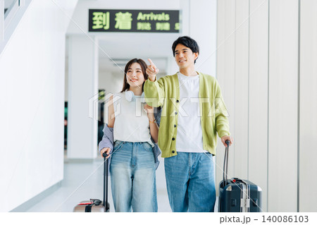 旅先の空港に到着したカップル　「撮影協力：神戸空港（UKB）」 140086103