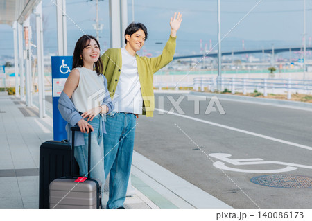 旅先でタクシーを待つカップル 「撮影協力:神戸空港(UKB)」 旅先でタクシーを待つカップル 「撮影協力:神戸空港(UKB)」 140086173