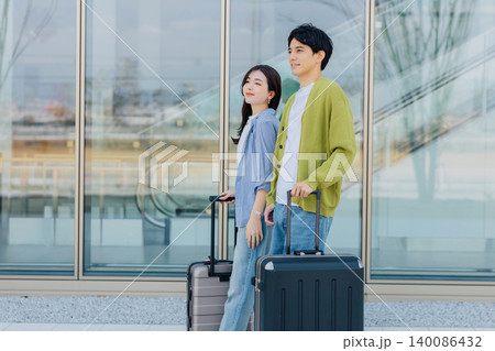 旅行に出かける夫婦　「撮影協力：神戸空港（UKB）」 140086432