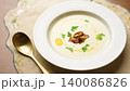 とろとろなめらかな口当たりが楽しめる新玉ねぎのポタージュスープ、甘味と旨味を感じる春の一皿 140086826