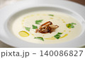 クリーミーでやさしい味わいの新玉ねぎポタージュ、ホームパーティやおもてなしに使えるスープ料理 140086827