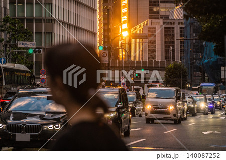 日本の東京都市景観日本経済の繁栄…八重洲や大手町、再開発…夕日、自動車、国道1号線…若い女性…信号機 140087252