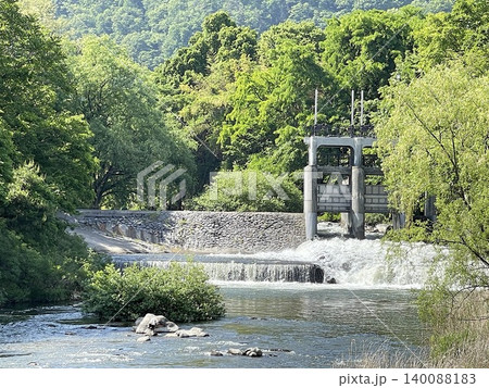 緑豊かな森林に囲まれた河川堰と水門施設 緑豊かな森林に囲まれた河川堰と水門施設 140088183