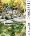 紅葉の清流 140088819