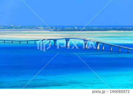 【沖縄県】牧山展望台から見た快晴の伊良部大橋(宮古島) 【沖縄県】牧山展望台から見た快晴の伊良部大橋(宮古島) 140088972
