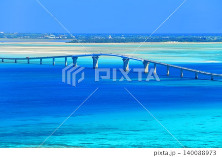 【沖縄県】牧山展望台から見た快晴の伊良部大橋(宮古島) 【沖縄県】牧山展望台から見た快晴の伊良部大橋(宮古島) 140088973