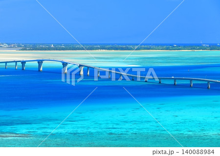 【沖縄県】牧山展望台から見た快晴の伊良部大橋(宮古島) 【沖縄県】牧山展望台から見た快晴の伊良部大橋(宮古島) 140088984