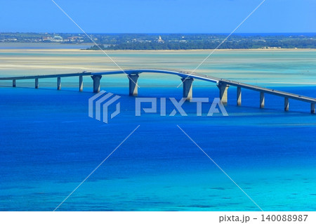 【沖縄県】牧山展望台から見た快晴の伊良部大橋(宮古島) 【沖縄県】牧山展望台から見た快晴の伊良部大橋(宮古島) 140088987