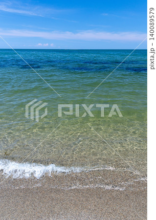 エメラルドグリーンに澄んだ富山湾_縦 エメラルドグリーンに澄んだ富山湾_縦 140089579
