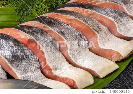 鮭の切り身が並ぶ、新鮮な魚を使った和食の調理素材 鮭の切り身が並ぶ、新鮮な魚を使った和食の調理素材 140090139