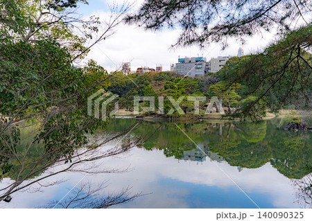 六義園の池に映る青空と新緑のリフレクション 六義園の池に映る青空と新緑のリフレクション 140090325