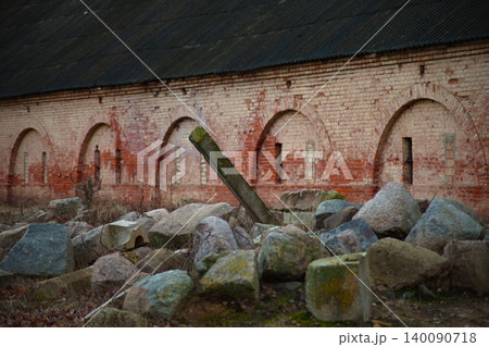 Perspective View of an Ancient Red Brick Wall Perspective View of an Ancient Red Brick Wall 140090718