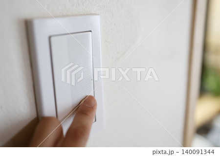 壁に取り付けた白い電気スイッチプレート。 壁に取り付けた白い電気スイッチプレート。 140091344