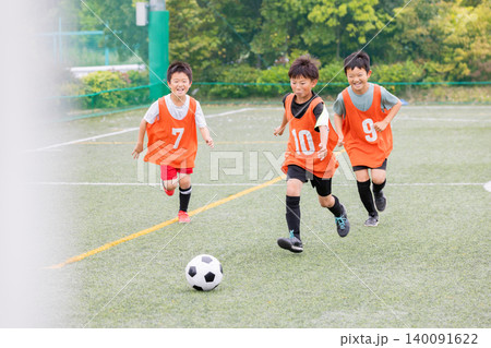 ボールを追いかけて走るサッカー少年たち ボールを追いかけて走るサッカー少年たち 140091622