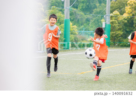 ドリブルの後シュートでゴールを狙うサッカー少年たち ドリブルの後シュートでゴールを狙うサッカー少年たち 140091632