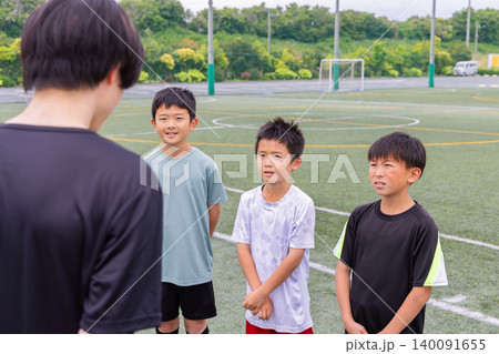 サッカーコーチの話を聞く少年たちのミーティング風景 サッカーコーチの話を聞く少年たちのミーティング風景 140091655