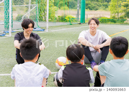 サッカーコーチと円陣ミーティングをする少年たち サッカーコーチと円陣ミーティングをする少年たち 140091663