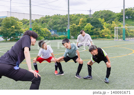 サッカー練習前にストレッチをする少年チーム 140091671