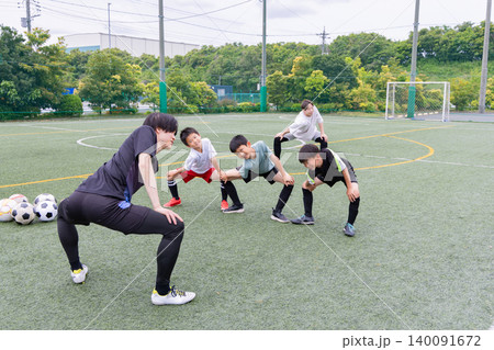 サッカー練習前にストレッチをする少年チーム 140091672
