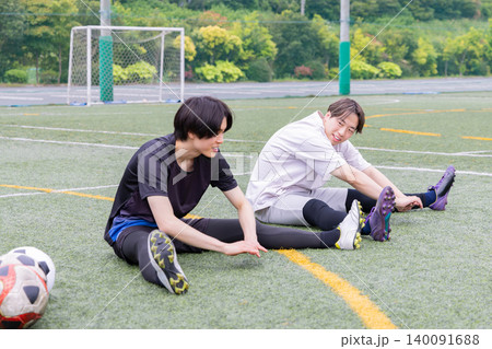 フットサルコートでストレッチをする男性プレーヤー フットサルコートでストレッチをする男性プレーヤー 140091688