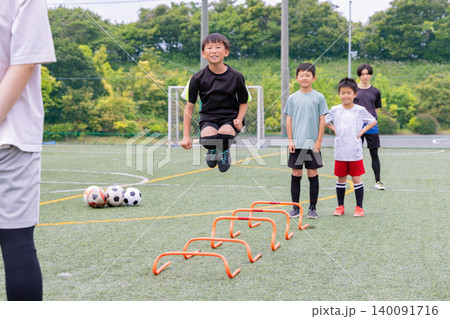 フットサル練習でラダートレーニングを行う少年たちと男性コーチ フットサル練習でラダートレーニングを行う少年たちと男性コーチ 140091716
