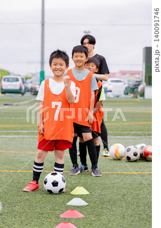 サッカートレーニングに挑戦する少年チーム 140091746
