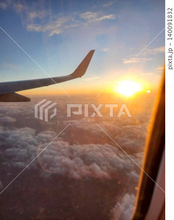 飛行機から見た夕焼け 飛行機から見た夕焼け 140091832