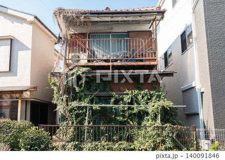 蔦に覆われた古い空き家と老朽化した住宅1 蔦に覆われた古い空き家と老朽化した住宅1 140091846