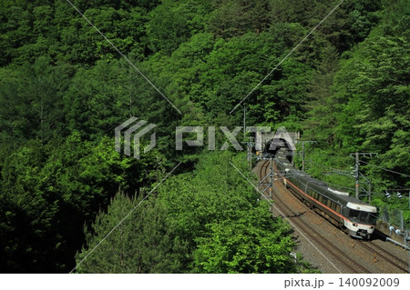 新緑あふれる初夏の木曽路を駆け抜ける中央西線383系特急「しなの」号_2026/5/30撮影 140092009