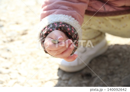 砂遊びをする幼児 石を拾う子供の画像 砂遊びをする幼児 石を拾う子供の画像 140092642