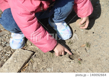 砂遊びをする幼児　石を拾う子供の画像 140092664