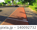 公園内に設置されたウオーキング専用歩道 140092732